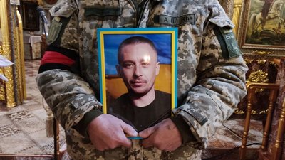 У Сумах поховали військовослужбовців Євгенія Овчарова та Антона Татарінова У Сумах поховали військовослужбовців Євгенія Овчарова та Антона Татарінова