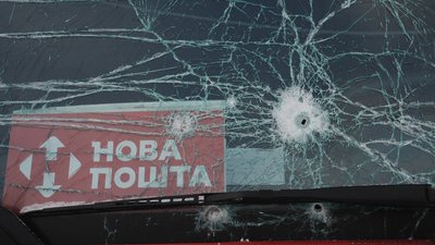 Розбите скло в машині "Нової пошти"