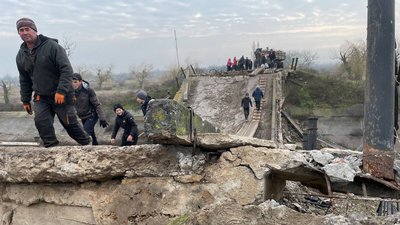 Через підірваний міст. Волонтери передали гуманітарну допомогу селу на Миколаївщині