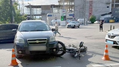 Місце зіткнення автомобіля та електробайка