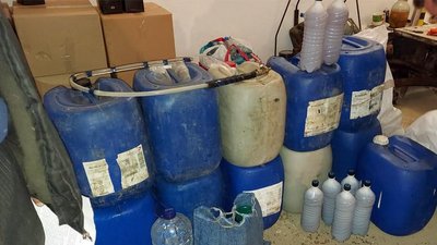 Правоохоронці вилучили обладнання, яке використовувалось для виготовлення алкоголю. Фото: ГУ НП у Хмельницькій області