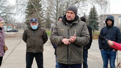"Щоб дітей навчали не батьки, а вчителі": на Сумщині протестували проти дистанційного навчання