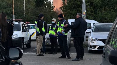 Активісти влаштували автопробіг до будинку Зеленського у Конча-Заспі Активісти влаштували автопробіг до будинку Зеленського у Конча-Заспі