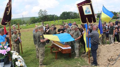 Поховали військового на місцевому кладовищі Поховали військового на місцевому кладовищі