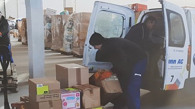 На фото зображено, як митці волонтерили.