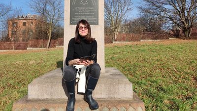 Свій день народження Марла також провела за роботою на цвинтарі Свій день народження Марла також провела за роботою на цвинтарі