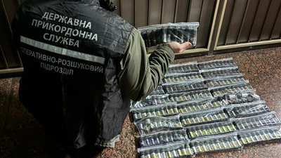 Прикордонники вилучають рідини до електронок