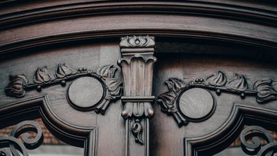 У Львові відновили старовинну браму з плющем У Львові відновили старовинну браму з плющем