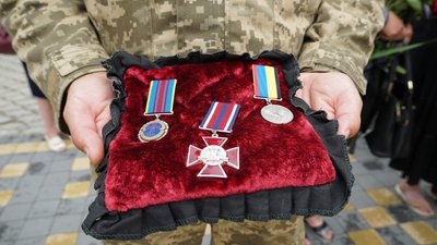 У Мукачеві попрощалися із полеглим воїном полковником Володимиром Лазуком У Мукачеві попрощалися із полеглим воїном полковником Володимиром Лазуком
