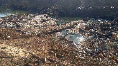 45-метровий сміттєвий затор виявили під час обстеження на річці Боржава 45-метровий сміттєвий затор виявили під час обстеження на річці Боржава