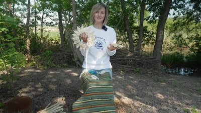 Заробляє на життя плетінням: історія майстрині з Рівненщини Заробляє на життя плетінням: історія майстрині з Рівненщини