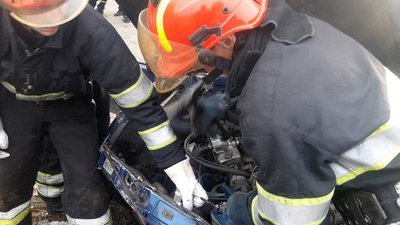 На місці події рятувальники відімкнули акумуляторну батарею автомобіля від живлення для запобігання загорянню. На місці події рятувальники відімкнули акумуляторну батарею автомобіля від живлення для запобігання загорянню.