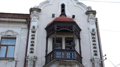 Маскарони, еркери та атланти. Архітектурні деталі Чернівців, котрих ви могли не помічати Маскарони, еркери та атланти. Архітектурні деталі Чернівців, котрих ви могли не помічати