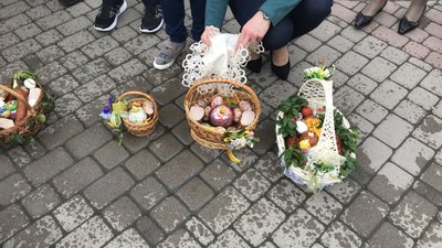 Франківськ напередодні Великодня: містяни освячують паски