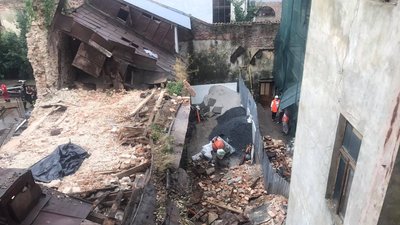 У Львові обвалилася стіна будинку, є загиблий У Львові обвалилася стіна будинку, є загиблий