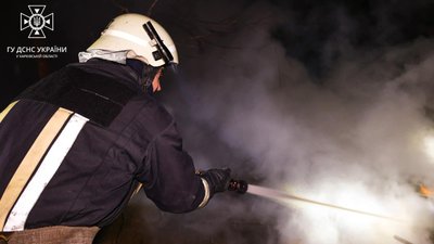 Рятувальник гасить пожежу у Харкові після ударів РФ