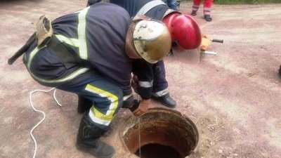 На Житомирщині рятувальники надавали допомогу пенсіонеру, який впав в каналізаційний колодязь