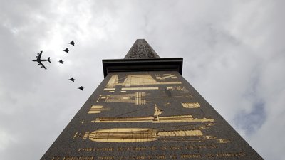У небо над Парижем здійнялись літаки військово-повітряних сил країни У небо над Парижем здійнялись літаки військово-повітряних сил країни