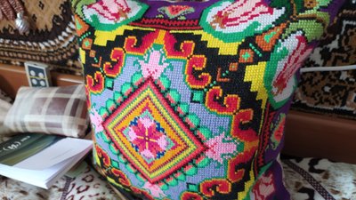 Вишиває однією лівою рукою: як хмельничанка із церебральним паралічем освоїла техніки вишивання