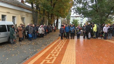 У Сумах попрощалися із загиблим солдатом Максимом Ушаковим У Сумах попрощалися із загиблим солдатом Максимом Ушаковим