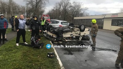 У Кременчуці через аварію перекинулося авто: є травмовані