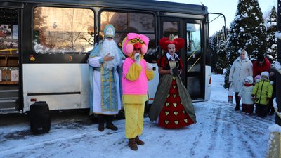 Селами Олександрійської громади на Кіровоградщині їздить Дивобус зі Святим Миколаєм Селами Олександрійської громади на Кіровоградщині їздить Дивобус зі Святим Миколаєм