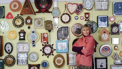 "Час не можна зупинити". Жителька Добронадіївки має колекцію зі ста годинників