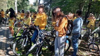 Майже 200 дівчат у жовтому взяли участь у жіночому велопараді в Івано-Франківську Майже 200 дівчат у жовтому взяли участь у жіночому велопараді в Івано-Франківську