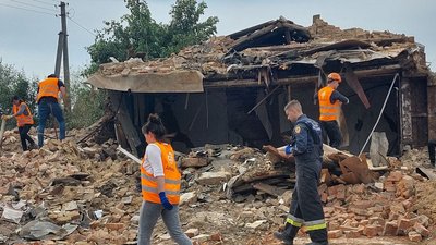 Зруйновано понад сотню будівель: у Боромлі на Сумщині "Добробат" допомагає розбирати завали Зруйновано понад сотню будівель: у Боромлі на Сумщині "Добробат" допомагає розбирати завали