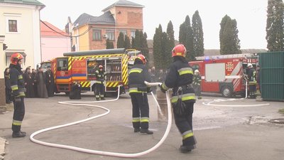 Вінницькі рятувальники навчали священослужителів, як правильно гасити пожежі Вінницькі рятувальники навчали священослужителів, як правильно гасити пожежі