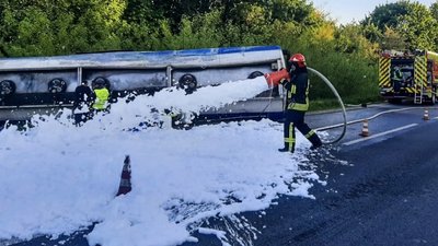 На Тернопільщині перекинулася цистерна з пальним На Тернопільщині перекинулася цистерна з пальним
