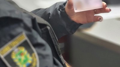 Підроблене водійське посвідчення у руці