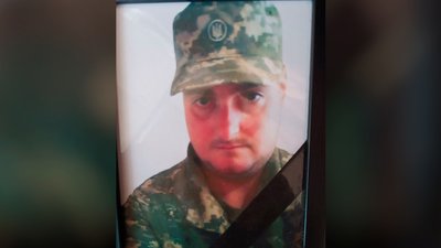 На Чернігівщині поховали двох військових ЗСУ — Василя Паульса та Дмитра Сурая На Чернігівщині поховали двох військових ЗСУ — Василя Паульса та Дмитра Сурая