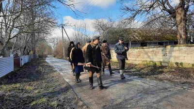 На фото один із епізодів стрічки під час зйомки. На фото один із епізодів стрічки під час зйомки.