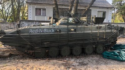 На Донбасі виявили схованку зі зброєю, боєприпасами та БТРом На Донбасі виявили схованку зі зброєю, боєприпасами та БТРом