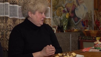 Подружжя з Черкас разом із переселенцями готує їжу для волонтерів Подружжя з Черкас разом із переселенцями готує їжу для волонтерів