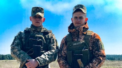 Боєць Тарас Лень з побратимом, Тернопіль, 5 квітня, 2024 Боєць Тарас Лень з побратимом, Тернопіль, 5 квітня, 2024