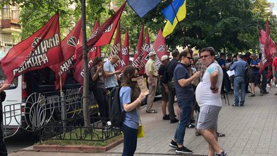 "Зеленського — за ґрати". Під офісом ДБР вимагали оголосити підозру президенту