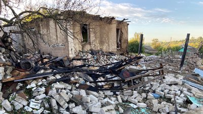 знищений обстрілом будинок