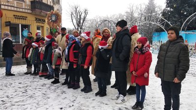 "Нова радість стала": на площі Петефі в Ужгороді співали колядки