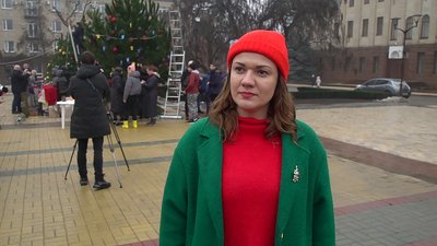 У Кропивницькому до Нового року прикрасили сосни, присвячені містам-героям, ЗСУ та волонтерам