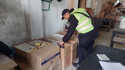 На Одещині поліцейські виявили в чоловіка майже 2 000 літрів підробного алкоголю та контрафактні цигарки На Одещині поліцейські виявили в чоловіка майже 2 000 літрів підробного алкоголю та контрафактні цигарки