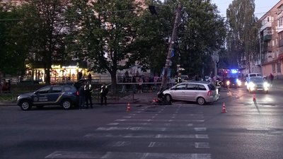 Аварія на Відродження у Луцьку — авто в'їхало у стовп Аварія на Відродження у Луцьку — авто в'їхало у стовп