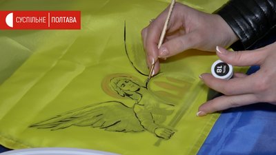 Волонтери малюють архангела Михаїла на прапорі Волонтери малюють архангела Михаїла на прапорі