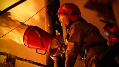 Рятувальники гасять пожежу від влучання дрона по критичній інфраструктурі на Черкащині