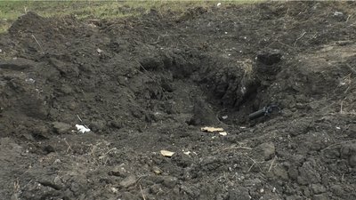 "Трошки перепахали та допомогли нашим аграріям”. У селі на Запоріжжі показали наслідки ракетних обстрілів