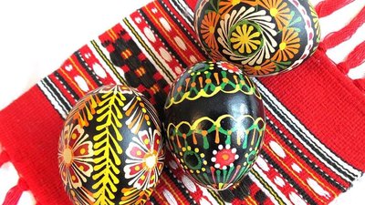 Жителька Тернопільщини безкоштовно навчає писанкарству під час виставки своїх робіт Жителька Тернопільщини безкоштовно навчає писанкарству під час виставки своїх робіт