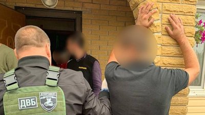 На Сумщині затримали шістьох людей за підозрою у збуті наркотиків На Сумщині затримали шістьох людей за підозрою у збуті наркотиків