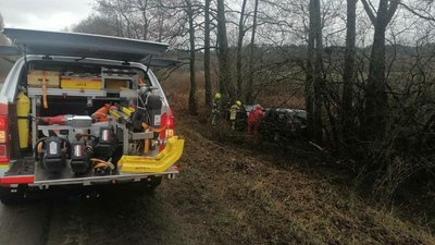 ДТП на Рівненщині: авто застрягло між деревами, водія довелось деблокувати ДТП на Рівненщині: авто застрягло між деревами, водія довелось деблокувати