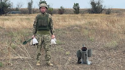 Військовослужбовець, що здійснює дослідження, біля рештків ракети, Миколаївщина, вересень 2024 року Військовослужбовець, що здійснює дослідження, біля рештків ракети, Миколаївщина, вересень 2024 року